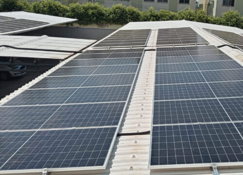 Sistema fotovoltaico em telhado de estacionamento em condomínio
