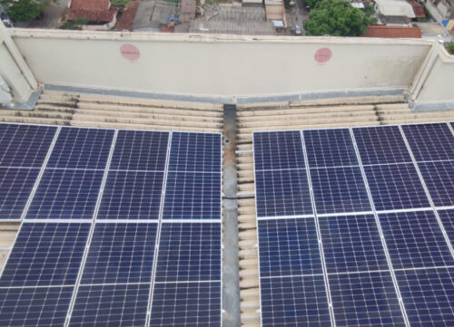 Sistema fotovoltaico em telhado de condomínio vertical